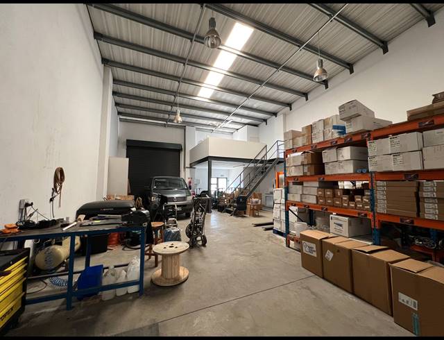 180M² WAREHOUSE TO LET IN COSMO BUSINESS PARK